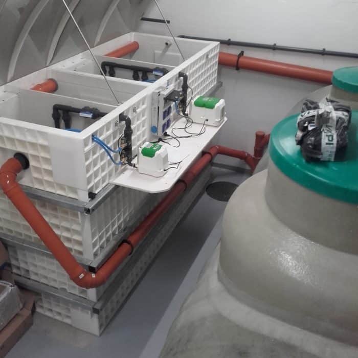 Un système de traitement des eaux usées BioKube est utilisé pour éliminer les métaux lourds de l'eau utilisée pour laver les voitures dans une installation de protection contre le gel A BioKube wastewater treatment system is used to remove heavy metals from water used to wash cars at a frost protection facility